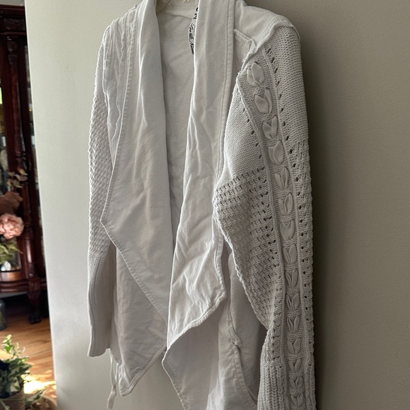 Leo & Nicole Elegant White Draped Cardigan - Picture 7 of 8